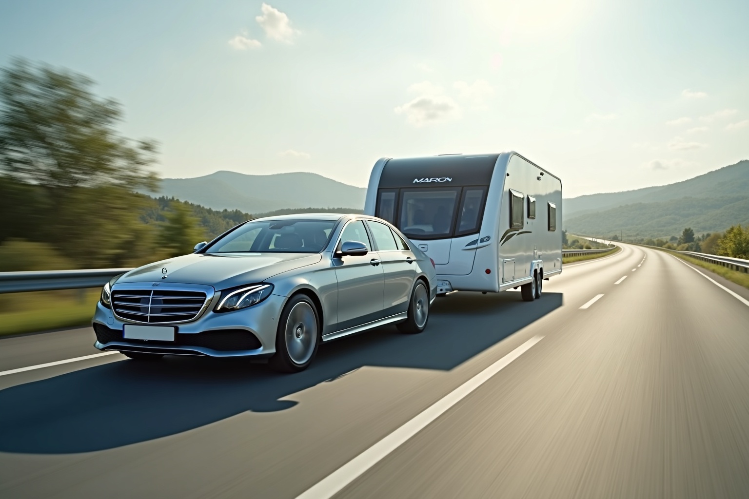 Auto mit Anhänger auf einer deutschen Autobahn von hinten